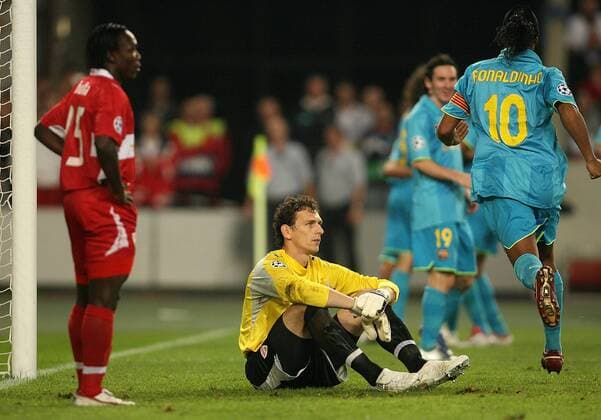 Ronaldinho (FC Barcelona, re.) - Torjubel, Torwart Raphael Schäfer (Stuttgart) enttäuscht am Boden Fußball EC 1 Herren Champions League 2007 2008, VfB Stuttgart - FC Barcelona 0:2, Barca Gruppe Stuttgart Enttäuschung, Freude, Fußball EC 1 Herren Champions League 2007 2008, VfB Stuttgart - FC Barcelona 0:2, Barca Gruppe Stuttgart Enttäuschung, Freude,