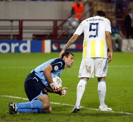 Torwart Veniamin Mandrikin (ZSKA, li.) und Mateja Kezman (Fenerbahce) -  Fußball EC 1 Herren Champions League 2007 2008, CSKA Moskau - Fenerbahce SK Istanbul 2:2 Gruppe Moskau Kameradschaft, Fußball EC 1 Herren Champions League 2007 2008, CSKA Moskau - Fenerbahce SK Istanbul 2:2 Gruppe Moskau Kameradschaft,