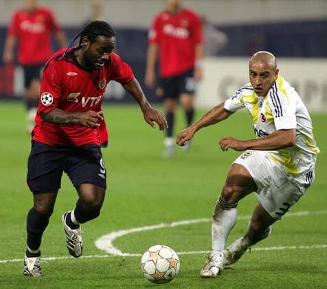 Vagner Love (ZSKA, li.) gegen Roberto Carlos (Fenerbahce) -  Fußball EC 1 Herren Champions League 2007 2008, CSKA Moskau - Fenerbahce SK Istanbul 2:2 Gruppe Moskau Dynamik, Fußball EC 1 Herren Champions League 2007 2008, CSKA Moskau - Fenerbahce SK Istanbul 2:2 Gruppe Moskau Dynamik,