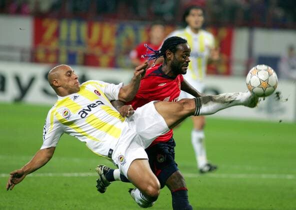 Vagner Love (ZSKA, re.) gegen Roberto Carlos (Fenerbahce) -  Fußball EC 1 Herren Champions League 2007 2008, CSKA Moskau - Fenerbahce SK Istanbul 2:2 Gruppe Moskau Dynamik, Kampf, Fußball EC 1 Herren Champions League 2007 2008, CSKA Moskau - Fenerbahce SK Istanbul 2:2 Gruppe Moskau Dynamik, Kampf,