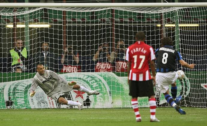 Zlatan Ibrahimovic (Inter Mailand, re.) erzielt per Elfmeter das 1:0 gegen Torwart Heurelho Gomes (Eindhoven) -  Fußball EC 1 Herren Champions League 2007 2008, FC Internazionale Mailand - PSV Eindhoven 2:0 Gruppe Mailand Dynamik, Fußball EC 1 Herren Champions League 2007 2008, FC Internazionale Mailand - PSV Eindhoven 2:0 Gruppe Mailand Dynamik,