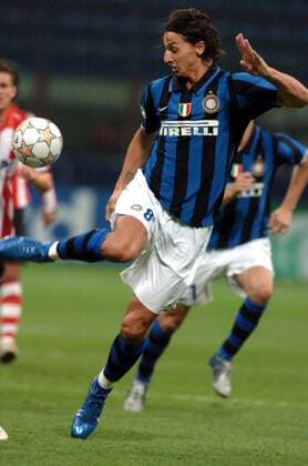 Zlatan Ibrahimovic (Inter Mailand) spielt den Ball mit der Hacke -  Fußball EC 1 Herren Champions League 2007 2008, FC Internazionale Mailand Einzelbild Mailand Dynamik, Fußball EC 1 Herren Champions League 2007 2008, FC Internazionale Mailand Einzelbild Mailand Dynamik,