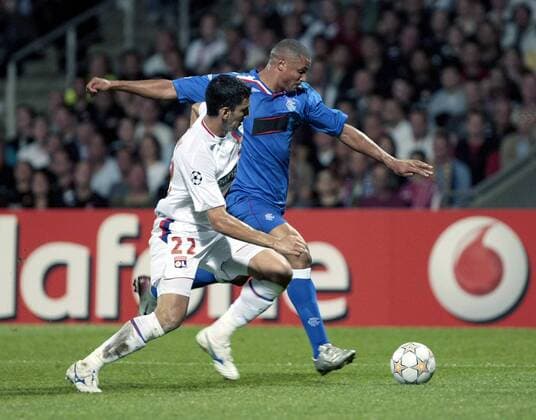 Daniel Cousin (Glasgow Rangers, re.) gegen Anderson (Lyon) Fußball EC 1 Herren Champions League 2007 2008, Olympique Lyonnais - Glasgow Rangers 0:3, OL Gruppe Lyon Dynamik, Fußball EC 1 Herren Champions League 2007 2008, Olympique Lyonnais - Glasgow Rangers 0:3, OL Gruppe Lyon Dynamik,