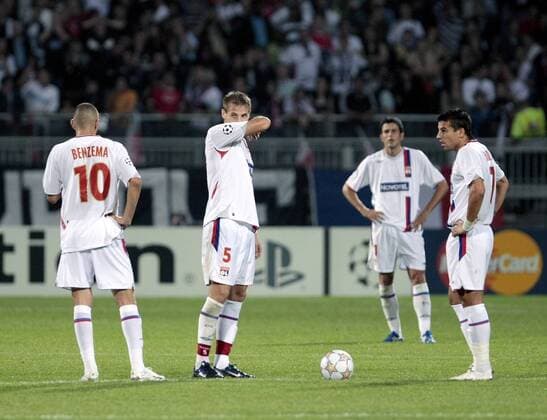 Mathieu Bodmer (Mitte), Milan Baros (re.) und Karim Benzema (alle Lyon) stehen zum Anstoß bereit Fußball EC 1 Herren Champions League 2007 2008, Olympique Lyonnais, OL Gruppe Lyon Enttäuschung, Fußball EC 1 Herren Champions League 2007 2008, Olympique Lyonnais, OL Gruppe Lyon Enttäuschung,