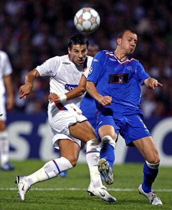 Milan Baros (Lyon, li.) gegen Alan Hutton (Glasgow Rangers) -  (pan22599) Fußball EC 1 Herren Champions League 2007 2008, Olympique Lyonnais - Glasgow Rangers 0:3, OL Gruppe Lyon Dynamik, Fußball EC 1 Herren Champions League 2007 2008, Olympique Lyonnais - Glasgow Rangers 0:3, OL Gruppe Lyon Dynamik, 
