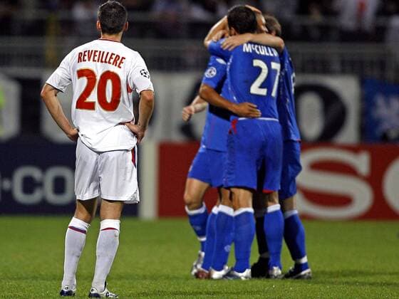 Anthony Reveillere (Lyon, li.) betrachtet enttäuscht den Torjubel der Glasgow Rangers -  (pan22599) Fußball EC 1 Herren Champions League 2007 2008, Olympique Lyonnais - Glasgow Rangers 0:3, OL Gruppe Lyon Enttäuschung, Fußball EC 1 Herren Champions League 2007 2008, Olympique Lyonnais - Glasgow Rangers 0:3, OL Gruppe Lyon Enttäuschung, 