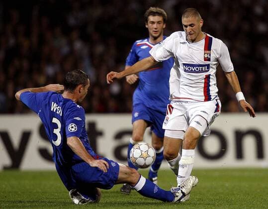 Karim Benzema (Lyon, re.) gegen David Weir (Glasgow Rangers) -  (pan22599) Fußball EC 1 Herren Champions League 2007 2008, Olympique Lyonnais - Glasgow Rangers 0:3, OL Gruppe Lyon Dynamik, Kampf, Fußball EC 1 Herren Champions League 2007 2008, Olympique Lyonnais - Glasgow Rangers 0:3, OL Gruppe Lyon Dynamik, Kampf, 