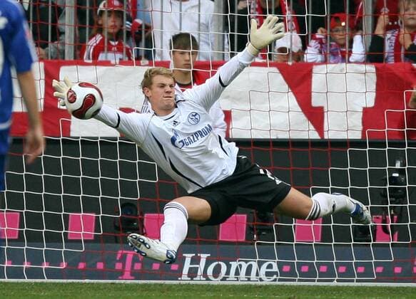 Torwart Manuel Neuer (Schalke) streckt sich nach dem Ball Fußball 1. BL Herren Saison 2007 2008, FC Schalke 04 Einzelbild München Abwehr, Dynamik Fußball 1. BL Herren Saison 2007 2008, FC Schalke 04 Einzelbild München Abwehr, Dynamik