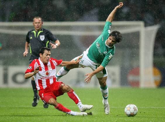 Diego (Bremen, re.) gegen Luciano Galletti (Olympiakos Piräus) Fußball EC 1 Herren Champions League 2007 2008, SV Werder Bremen - Olympiakos Piräus Gruppe Bremen Dynamik, Kampf, Fußball EC 1 Herren Champions League 2007 2008, SV Werder Bremen - Olympiakos Piräus Gruppe Bremen Dynamik, Kampf,