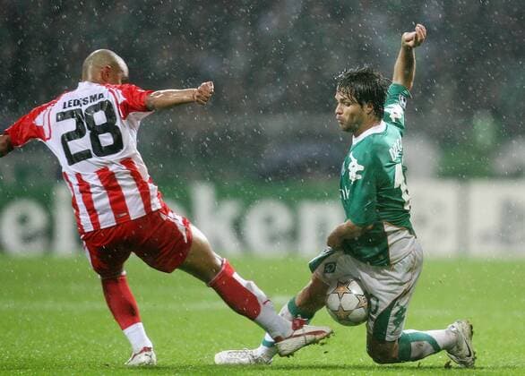 Diego (Bremen, re.) gegen Cristian Raul Ledesma (Olympiakos Piräus) Fußball EC 1 Herren Champions League 2007 2008, SV Werder Bremen - Olympiakos Piräus Gruppe Bremen Dynamik, Kampf, Fußball EC 1 Herren Champions League 2007 2008, SV Werder Bremen - Olympiakos Piräus Gruppe Bremen Dynamik, Kampf,
