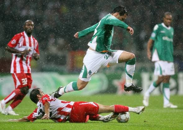 Hugo Almeida (Bremen, oben) überspringt Christos Patsatzoglou (Olympiakos Piräus) Fußball EC 1 Herren Champions League 2007 2008, SV Werder Bremen - Olympiakos Piräus Gruppe Bremen Dynamik, Kampf, Fußball EC 1 Herren Champions League 2007 2008, SV Werder Bremen - Olympiakos Piräus Gruppe Bremen Dynamik, Kampf,