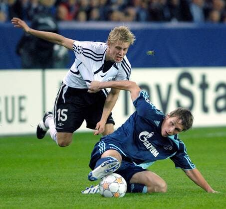 Benedikt Höwedes (Schalke, re.) gegen Per Ciljan Skjelbred (Rosenborg Trondheim) -  Fußball EC 1 Herren Champions League 2007 2008, Rosenborg BK Trondheim - FC Schalke 04 0:2 Gruppe Trondheim Dynamik, Kampf, Fußball EC 1 Herren Champions League 2007 2008, Rosenborg BK Trondheim - FC Schalke 04 0:2 Gruppe Trondheim Dynamik, Kampf,