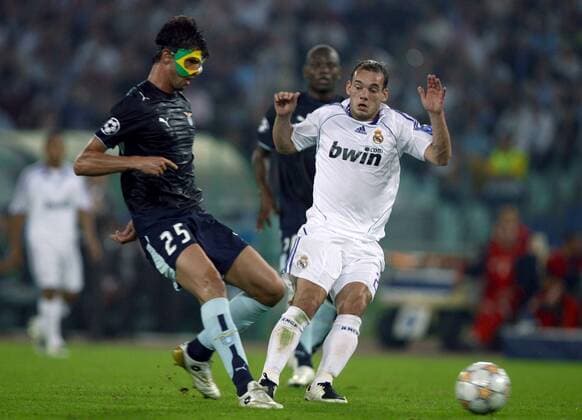 Cribari (Lazio Rom, li.) gegen Wesley Sneijder (Real Madrid) -  Fußball EC 1 Herren Champions League 2007 2008, Lazio Rom - Real Madrid CF 2:2 Gruppe Rom Dynamik, Fußball EC 1 Herren Champions League 2007 2008, Lazio Rom - Real Madrid CF 2:2 Gruppe Rom Dynamik,