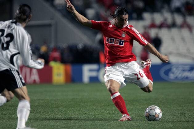 Cristian Rodriguez (Benfica Lissabon, re.) am Ball -  Fußball EC 1 Herren Champions League 2007 2008, Benfica Lissabon - Schachtjor Donetsk 0:1, Vdig Einzelbild Lissabon Dynamik, Fußball EC 1 Herren Champions League 2007 2008, Benfica Lissabon - Schachtjor Donetsk 0:1, Vdig Einzelbild Lissabon Dynamik,