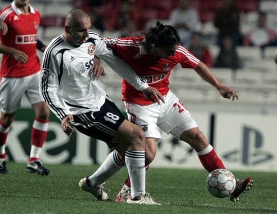 Cristian Rodriguez (Benfica Lissabon, re.) gegen Mariusz Lewandowski (Donezk) -  Fußball EC 1 Herren Champions League 2007 2008, Benfica Lissabon - Schachtjor Donetsk 0:1, Vdig Gruppe Lissabon Dynamik, Kampf, Fußball EC 1 Herren Champions League 2007 2008, Benfica Lissabon - Schachtjor Donetsk 0:1, Vdig Gruppe Lissabon Dynamik, Kampf,
