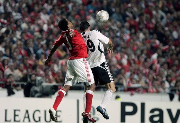 Cristiano Lucarelli (Donezk, re.) gegen EdCarlos (Benfica Lissabon) -  Fußball EC 1 Herren Champions League 2007 2008, Benfica Lissabon - Schachtjor Donetsk 0:1, Vdig Gruppe Lissabon Dynamik, Fußball EC 1 Herren Champions League 2007 2008, Benfica Lissabon - Schachtjor Donetsk 0:1, Vdig Gruppe Lissabon Dynamik,
