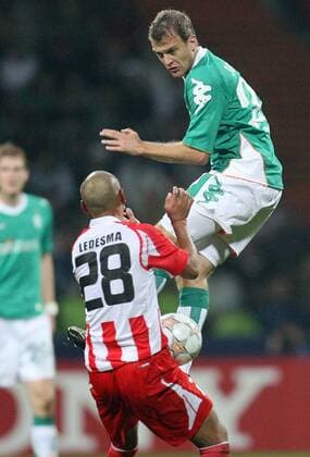 Daniel Jensen (Bremen, hi.) gegen Cristian Ledesma (Piräus) Fußball EC 1 Herren Champions League 2007 2008, SV Werder Bremen - Olympiakos Piräus 1:3 Gruppe Bremen Fußball EC 1 Herren Champions League 2007 2008, SV Werder Bremen - Olympiakos Piräus 1:3 Gruppe Bremen
