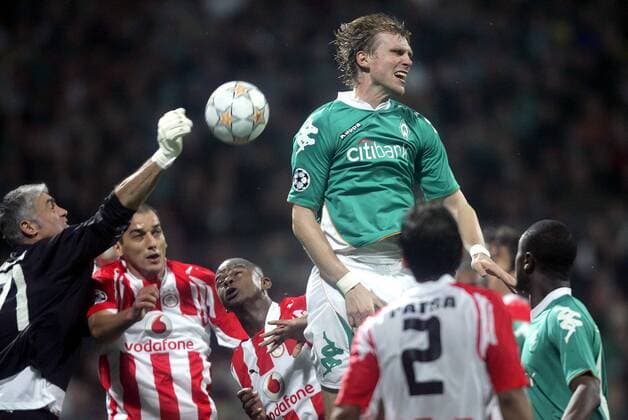 Per Mertesacker (Bremen, oben) gegen Torwart Antonios Nikopolidis (Olympiakos Piräus) Fußball EC 1 Herren Champions League 2007 2008, SV Werder Bremen - Olympiakos Piräus 1:3 Gruppe Bremen Dynamik, Fußball EC 1 Herren Champions League 2007 2008, SV Werder Bremen - Olympiakos Piräus 1:3 Gruppe Bremen Dynamik,