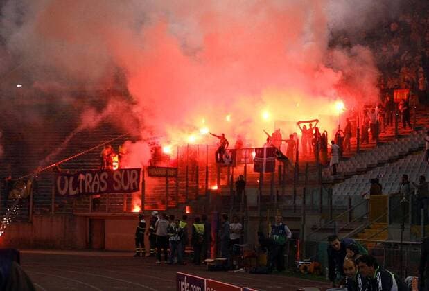 Real Madrid Fans verursachen mit ihren bengalischen Feuern eine riesige Rauchwolke im Stadio Olimpico zu Rom -  - NOxONLINExUSE Fußball EC 1 Herren Champions League 2007 2008, Real Madrid CF, Vdig Totale Stadio Olimpico Olympiastadion Rom Schriftzug Freude, Begeisterung, Fußball EC 1 Herren Champions League 2007 2008, Real Madrid CF, Vdig Totale Stadio Olimpico Olympiastadion Rom Schriftzug Freude, Begeisterung,