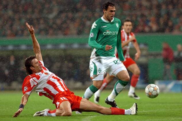 Hugo Almeida (Bremen, re.) gegen Paraskevas Antzas (Olympiakos Piräus) Fußball EC 1 Herren Champions League 2007 2008, SV Werder Bremen - Olympiakos Piräus 1:3 Gruppe Bremen Dynamik, Fußball EC 1 Herren Champions League 2007 2008, SV Werder Bremen - Olympiakos Piräus 1:3 Gruppe Bremen Dynamik,