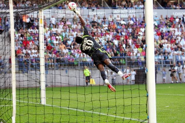 Torwart Steve Mandanda (Marseille) pariert spektakulär -  Fußball Herren Ligue 1 2007 2008, 1. Französische Liga, Olympique de Marseille, OM Einzelbild Caen Dynamik, Höhe, Abwehr Fußball Herren Ligue 1 2007 2008, 1. Französische Liga, Olympique de Marseille, OM Einzelbild Caen Dynamik, Höhe, Abwehr 