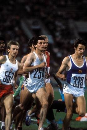 1500 Meter Halbfinale v.re.: Jürgen Straub (DDR), Josef Plachy (CSSR), Sebastian Coe (Großbritannien) und Miroslaw Zerkowski (Polen) Leichtathletik OS Sommer Herren Olympische Spiele 1980, Sommerspiele, Nationaltrikot, Halbfinale, Vdia Gruppe Moskau Dynamik, Leichtathletik OS Sommer Herren Olympische Spiele 1980, Sommerspiele, Nationaltrikot, Halbfinale, Vdia Gruppe Moskau Dynamik,