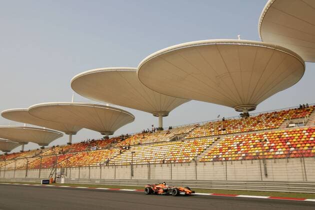 Adrian Sutil (Deutschland Spyker) in seinem Boliden auf dem Shanghai International Circuit - Motorsport Grand Prix Herren Großer Preis von China 2007, Formel 1 Weltmeisterschaft, F1, F, GP, WM Totale Shanghai International Circuit Shanghai Motorsport Grand Prix Herren Großer Preis von China 2007, Formel 1 Weltmeisterschaft, F1, F, GP, WM Totale Shanghai International Circuit Shanghai