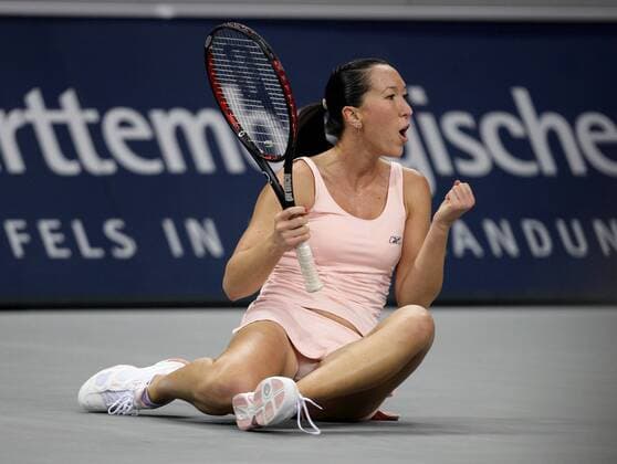 Jelena Jankovic (Serbien) sitzt auf dem Boden und jubelt Tennis Damen Porsche Grand Prix 2007, WTA Tour Einzelbild Stuttgart Freude, Begeisterung, Tennis Damen Porsche Grand Prix 2007, WTA Tour Einzelbild Stuttgart Freude, Begeisterung,