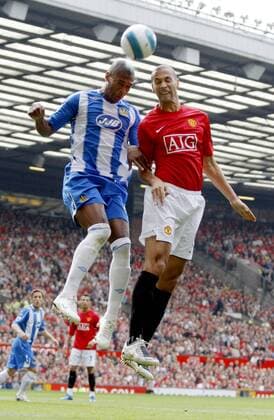 Marcus Bent (Wigan, li.) gegen Rio Ferdinand (Manchester United) - EDITORIAL USE ONLY. No use with unauthorised audio, video, data, fixture lists, club league logos or live services. Online in-match use limited to 120 images, no video emulation. No use in betting, games or single club league player publications. Fußball Herren English Premier League 2007 2008, 1. Englische Liga, Manchester United - Wigan Athletic 4:0, ManU Gruppe Manchester Dynamik, Kampf, Höhe, Fußball Herren English Premier League 2007 2008, 1. Englische Liga, Manchester United - Wigan Athletic 4:0, ManU Gruppe Manchester Dynamik, Kampf, Höhe,