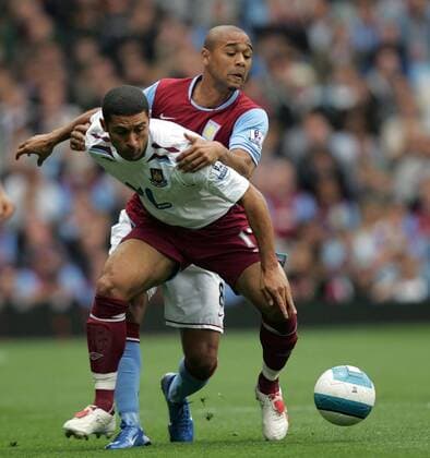 Hayden Mullins (West Ham, vorn) gegen Luke Moore (Aston Villa) - EDITORIAL USE ONLY. No use with unauthorised audio, video, data, fixture lists, club league logos or live services. Online in-match use limited to 120 images, no video emulation. No use in betting, games or single club league player publications. Fußball Herren English Premier League 2007 2008, 1. Englische Liga, Aston Villa - West Ham United 1:0 Gruppe Birmingham Dynamik, Fußball Herren English Premier League 2007 2008, 1. Englische Liga, Aston Villa - West Ham United 1:0 Gruppe Birmingham Dynamik,