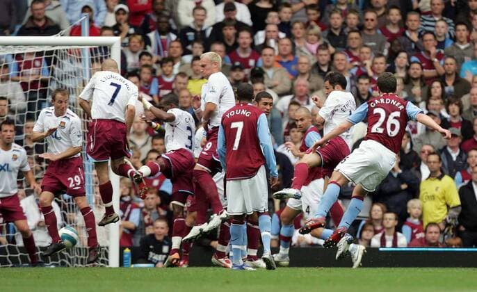 Craig Gardner (Aston Villa, re.) erzielt per Freistoß das 1:0 - EDITORIAL USE ONLY. No use with unauthorised audio, video, data, fixture lists, club league logos or live services. Online in-match use limited to 120 images, no video emulation. No use in betting, games or single club league player publications. Fußball Herren English Premier League 2007 2008, 1. Englische Liga, Aston Villa - West Ham United 1:0 Totale Birmingham Dynamik, Fußball Herren English Premier League 2007 2008, 1. Englische Liga, Aston Villa - West Ham United 1:0 Totale Birmingham Dynamik,