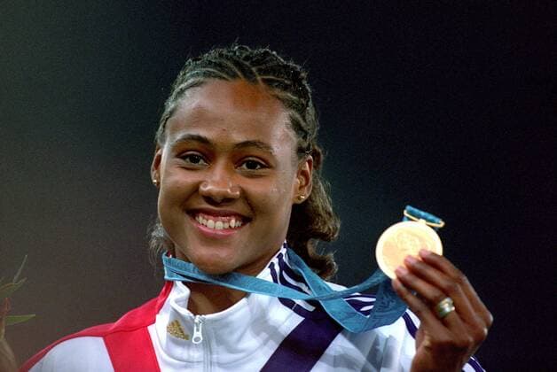 Marion Jones (USA) präsentiert nach ihrem Olympiasieg über 100m stolz die Goldmedaille Leichtathletik OS Sommer Damen Olympische Spiele 2000, Sommerspiele, 100m, 100 m, Meter, Sprint, Kurzstrecke Einzelbild Sydney Leichtathletik OS Sommer Damen Olympische Spiele 2000, Sommerspiele, 100m, 100 m, Meter, Sprint, Kurzstrecke Einzelbild Sydney