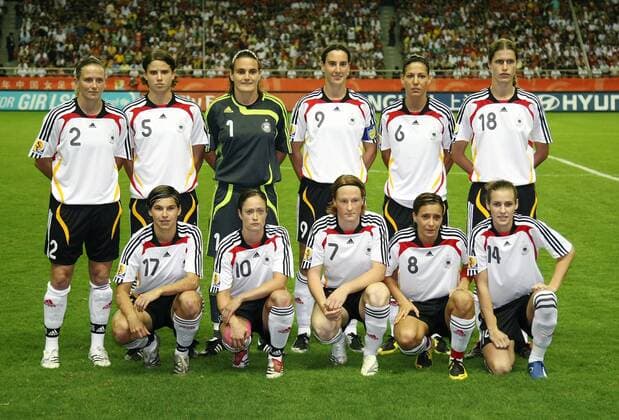 Mannschaftsbild Deutschland hi.v.li.: Kerstin Stegemann, Annike Krahn, Torfrau Nadine Angerer, Birgit Prinz, Linda Bresonik, Kerstin Garefrekes; vorn: Ariane Hingst, Renate Lingor, Melanie Behringer, Sandra Smisek, Simone Laudehr -  Fußball Länderspiel Damen WM 2007, Nationalmannschaft, Nationaltrikot, Finale Endspiel, Vdig Totale Frauen, Frauenfußball Shanghai Fußball Länderspiel Damen WM 2007, Nationalmannschaft, Nationaltrikot, Finale Endspiel, Vdig Totale Frauen, Frauenfußball Shanghai