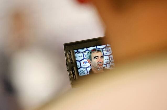 Nationaltrainer Raymond Domenech (Frankreich) auf dem Display einer Kamera -  (pan22700) Fußball Herren Nationalteam 2007, Pressekonferenz, Pressetermin Einzelbild Clairefontaine Fußball Herren Nationalteam 2007, Pressekonferenz, Pressetermin Einzelbild Clairefontaine 