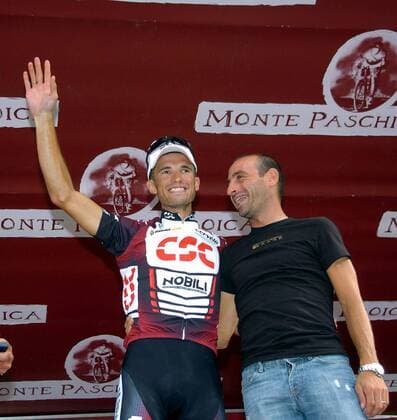 Paolo Bettini (Italien Quick Step Innergetic, re.) gratuliert dem Sieger der Monte Paschi Eroica 2007 Alexandr Kolobnev (Rußland CSC) -  Radsport Herren Monte Paschi Eroica 2007, Straßenradsport, Straße, Rad Gruppe Siena Freude, Radsport Herren Monte Paschi Eroica 2007, Straßenradsport, Straße, Rad Gruppe Siena Freude,