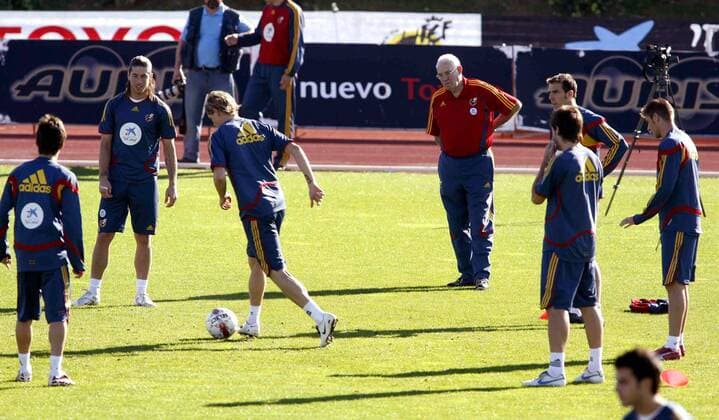 Nationaltrainer Luis Aragones (Spanien) beobachtet eine Übung -  - NOxONLINExUSE Fußball Herren Nationalteam 2007, Training Gruppe Las Rozas Fußball Herren Nationalteam 2007, Training Gruppe Las Rozas