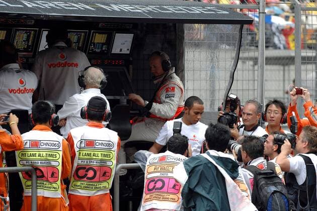 Lewis Hamilton (England McLaren Mercedes) wird nach seinem Aus beim GP von China 2007 von Fotografen bis vor den Kommandostand verfolgt Motorsport Grand Prix Herren Großer Preis von China 2007, Formel 1 Weltmeisterschaft, F1, F, GP, WM, Totale Shanghai Motorsport Grand Prix Herren Großer Preis von China 2007, Formel 1 Weltmeisterschaft, F1, F, GP, WM, Totale Shanghai