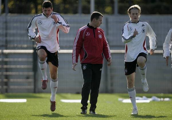 Co Trainer Hans Dieter Flick betreut das Aufwärmtraining von Mario Gomez (li.) und Marcell Jansen (alle Deutschland) Fußball Herren Nationalteam 2007, Training Gruppe Berlin Dynamik, Fußball Herren Nationalteam 2007, Training Gruppe Berlin Dynamik,