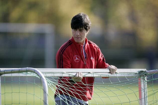 Bundestrainer Joachim Löw (Deutschland) rückt ein Trainingstor zurecht Fußball Herren Nationalteam 2007, Training Einzelbild Berlin Fußball Herren Nationalteam 2007, Training Einzelbild Berlin