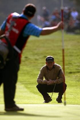Colin Montgomerie (Schottland) taxiert die Putlinie - Golf Herren HSBC World Matchplay Championships 2007, Match Play, Championship, European PGA Tour, Gruppe Surrey Nachdenklichkeit, Golf Herren HSBC World Matchplay Championships 2007, Match Play, Championship, European PGA Tour, Gruppe Surrey Nachdenklichkeit,