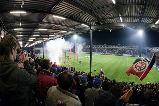 Fußball, Stadiongeschichte SV Wehen Wiesbaden Zuschauerperspektive in der Brita Arena, der neuen Heimspielstätte des SV Wehen Wiesbaden am Abend der Stadioneinweihung Fußball 2. BL Herren Saison 2007 2008, SV Wehen Wiesbaden, Feier, Zeremonie, Fahne, Vereinsfahne, Vereinsfahnen Totale BritaArena, Brita Arena Wiesbaden, o0 Stadioneröffnung, Eröffnung Fußball 2. BL Herren Saison 2007 2008, SV Wehen Wiesbaden, Feier, Zeremonie, Fahne, Vereinsfahne, Vereinsfahnen Totale BritaArena, Brita Arena Wiesbaden, o0 Stadioneröffnung, Eröffnung