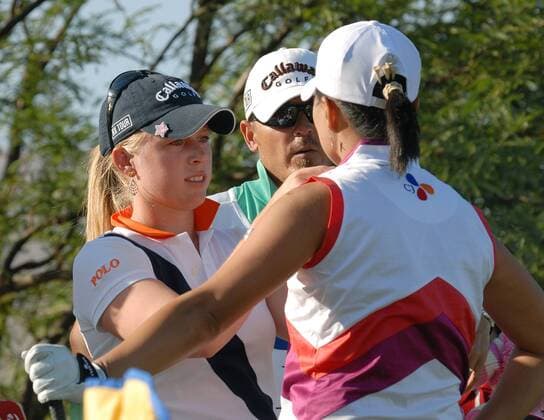 Morgan Pressel (USA, li.) richtet Se Ri Pak (Südkorea) den Kragen -  (PAL2007101214) Golf WM Damen Samsung World Championship 2007, LPGA Tour Gruppe Palm Desert Kameradschaft, Golf WM Damen Samsung World Championship 2007, LPGA Tour Gruppe Palm Desert Kameradschaft,
