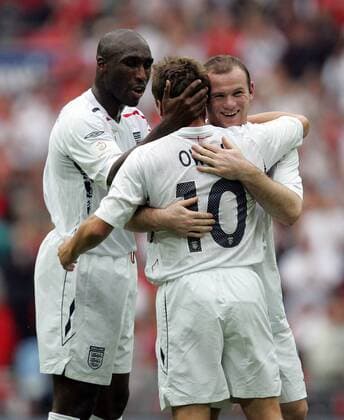 Torjubel England, mit Wayne Rooney (re.), Sol Campbell (li.) und Michael Owen - EDITORIAL USE ONLY. No use with unauthorised audio, video, data, fixture lists, club league logos or live services. Online in-match use limited to 120 images, no video emulation. No use in betting, games or single club league player publications. Fußball Länderspiel Herren EM Qualifikation 2007, Nationalmannschaft, Nationaltrikot, Gruppe London Harmonie, Freude, Kameradschaft, Fußball Länderspiel Herren EM Qualifikation 2007, Nationalmannschaft, Nationaltrikot, Gruppe London Harmonie, Freude, Kameradschaft,