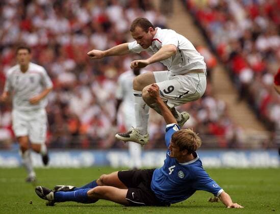 Wayne Rooney (England, oben) überspringt Raio Piiroja (Estland) - Fußball Länderspiel Herren EM Qualifikation 2007, Nationalmannschaft, Nationaltrikot, England - Estland 3:0 Gruppe London Dynamik, Kampf, Fußball Länderspiel Herren EM Qualifikation 2007, Nationalmannschaft, Nationaltrikot, England - Estland 3:0 Gruppe London Dynamik, Kampf,