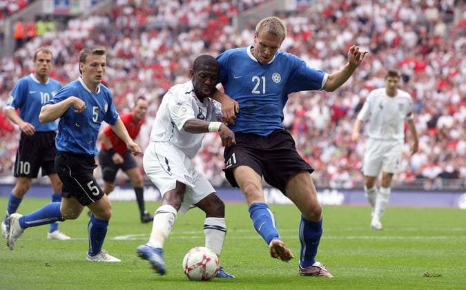 Shaun Wright Phillips (England, Mitte) gegen Taavi Rähn (Estland, re.) - Fußball Länderspiel Herren EM Qualifikation 2007, Nationalmannschaft, Nationaltrikot, England - Estland 3:0 Gruppe London Dynamik, Fußball Länderspiel Herren EM Qualifikation 2007, Nationalmannschaft, Nationaltrikot, England - Estland 3:0 Gruppe London Dynamik,