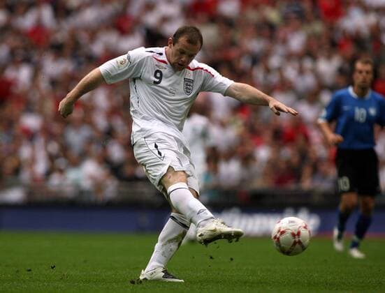 Wayne Rooney (England) am Ball -  Fußball Länderspiel Herren EM Qualifikation 2007, Nationalmannschaft, Nationaltrikot, England Einzelbild London Dynamik, Fußball Länderspiel Herren EM Qualifikation 2007, Nationalmannschaft, Nationaltrikot, England Einzelbild London Dynamik,