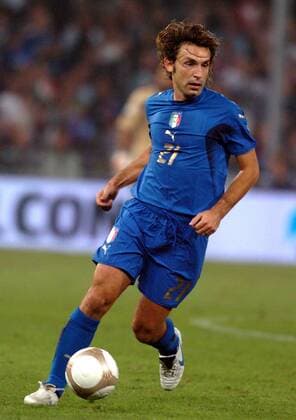 Andrea Pirlo (Italien) am Ball -  Fußball Länderspiel Herren EM Qualifikation 2007, Nationalteam, Nationaltrikot Einzelbild Genua Dynamik, Fußball Länderspiel Herren EM Qualifikation 2007, Nationalteam, Nationaltrikot Einzelbild Genua Dynamik,