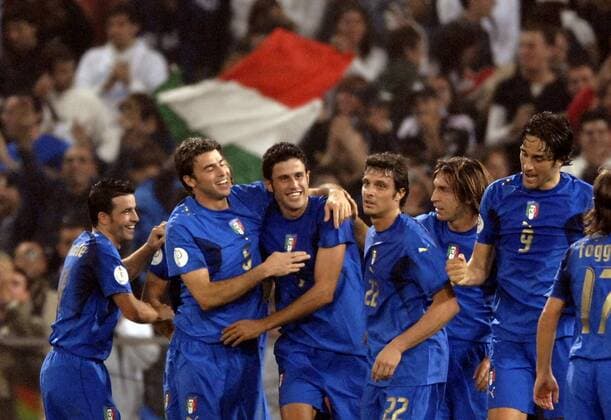 Fabio Grosso (Italien, 3.v.li.) jubelt mit seinen Teamkollegen -  Fußball Länderspiel Herren EM Qualifikation 2007, Nationalteam, Nationaltrikot Gruppe Genua Freude, Fußball Länderspiel Herren EM Qualifikation 2007, Nationalteam, Nationaltrikot Gruppe Genua Freude,