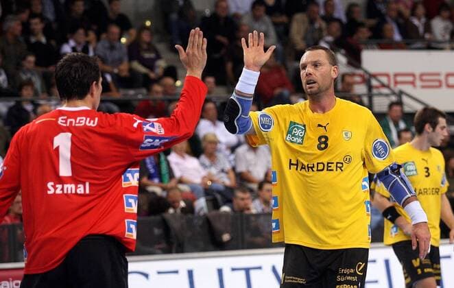 Christian Schwarzer (re.) und Torwart Slawomir Szmal (beide Rhein Neckar Löwen) klatschen ab Handball 1. BL Herren Saison 2007 2008, Rhein Neckar Löwen, SG Kronau Östringen Gruppe Göppingen Handball 1. BL Herren Saison 2007 2008, Rhein Neckar Löwen, SG Kronau Östringen Gruppe Göppingen