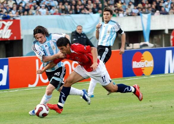 Lionel Messi (Argentinien, li.) im Duell -  Fußball Länderspiel Herren WM Qualifikation 2007, Nationalteam, Nationaltrikot, Argentinien - Chile 2:0 Gruppe Buenos Aires Dynamik, Fußball Länderspiel Herren WM Qualifikation 2007, Nationalteam, Nationaltrikot, Argentinien - Chile 2:0 Gruppe Buenos Aires Dynamik,